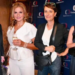 Yvetta Blanarovičová Instagram - Premiéra filmu Svatá se skvělou @bohdalkajirinka. Její herecký talent je obdivuhodný...#cinema #film #premiera @dagmarhavlova_official