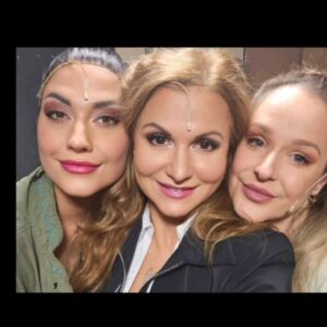 Yvetta Blanarovičová Instagram - A hrajemeeee..@deti.raje.a.sladke.mameni ...a diváci se baví, je vyprodáno, a to je nejvíc. V šatně je fakt veselo. A zítra zase..od 14:00.  @luciabugalova @zemankovamichaela @triz.gola @ter_ezz_a ..#theatre #backstage #happy #reelitfeelit
