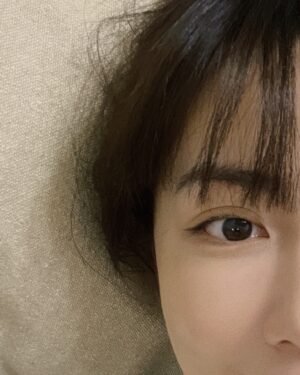 Yvonne Liang Instagram - ·
💭養精蓄銳的日子，想到之後的新挑戰又迫不及待。

💭使用腦力與判斷力再加一點勇氣的高峰。

💭和純淨氣質的人在一起都會有種被淨化的感覺。

💭為有時瘋魔的自律感到滿意。

💭最近做了很多不可思議的夢，夢境應該就是人生的另一個平行時空吧。

💭僅僅是一個眼神，就覺得足夠浪漫。

💭家裡來了綠繡眼朋朋築巢： 『動物似乎有預知的本能，懂得遠離災害，鳥類會往磁場較好的位置聚集，找尋美好安全的地方來築巢，以繁衍後代。「鳥」雖為禽，意象為鳳，有鳳來儀是件喜事，牠們把窩安在哪裡，就表示此地的風水、氣場都非常好。』

💭週六有檳城玩很大500集，烈陽溼汗，與熱情的我們。
