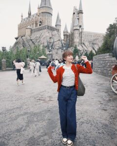 Yvonne Liang Instagram - 玩到變成瘋婆子。🍄🎢🤹🏻 二訪大阪環球！ 竟然待了整整12個小時🌝（中間還一度在餐廳睡著） 最後大魔王是360度大迴轉的飛天翼龍， 但因為我哥哥是雲霄飛車重度狂魔者， 身為一個貼心的妹妹， 勢必要硬著頭皮，一邊喊我會怕啦一邊乖乖排隊， 一坐上位置，面臨雙腳懸空的驚嚇， 直接哭出來🥲 旁邊的日本妹妹和弟弟還一臉同情的對我說： 「甘巴爹餒💪🏻🥹」（至於嗎） 但以我懼高又偏膽小的性格來說， 其實真的沒那麼可怕！ 恐懼都是自己想像出來的，至理名言。 剛下來一頭亂髮，眼角的淚都還沒乾， 就問大家：要不要再玩第二次？（嚴重被虐） Btw任天堂世界真的好壯觀好可愛。🍄 #大阪環球影城 #超級任天堂世界 #侏羅紀公園 #飛天翼龍 #大白鯊 #以上必玩