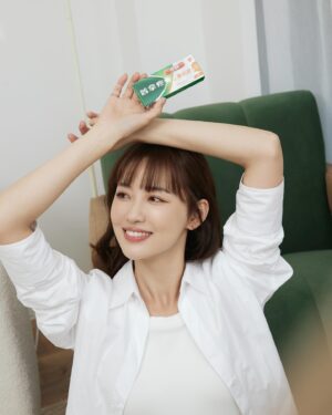 Yvonne Liang Instagram - 前陣子去日本時，白天跟夜晚的溫差大，但出去玩就是懶得穿厚重的外套（欠揍🥴）吹了不少冷風，回到台灣後，剛好在季節交替的月份，氣溫也是忽冷忽熱，平時可稱健康寶寶的我，竟然真的開始有點鼻塞、打噴嚏、喉嚨乾澀的感覺🤧真是懊惱⋯不能輕忽天氣多變的威力啊！
 
意識到似乎是感冒不舒服的時候，已經是深夜了，隔天還要工作，擔心鼻塞會不好入睡，心情也跟著鬱悶起來🥲趕快吃一顆伏冒綜合鼻炎錠，再洗個舒服的熱水澡，感覺鼻塞好多了、呼吸也暢通許多，隔天起床症狀就已經紓緩很多，有伏冒真好🤎
 
把自己照顧好，要常備著❰伏冒綜合鼻炎錠❱！即使不小心感冒也能馬上應急的安心小幫手，在流鼻水、鼻塞、打噴嚏症狀出現時，一杯溫水、一顆鼻炎錠，可以迅速有感的緩解因為感冒引起的各種鼻炎症狀。
 
除了家裡常備伏冒，出國或在外地旅遊工作，一定也要帶著常備藥因應緊急狀況，如果不小心因為天氣變化、日夜溫差大有感冒症狀出現時，可以很快的緩解不適也節省時間，不影響到旅遊的好心情，跟我一樣懶惰怕生病的人～再怎麼樣還是要帶件外套出門啦😝
 
如果你跟我一樣擔心因為天氣溫差大感冒了影響到計劃好的旅行，可以點下面的抽卡連結，看看你的感冒指引是什麼，一起正面積極擊退感冒！
https://dcard.link/Sr2MRI
 
#伏冒小綠盒 #伏冒鼻炎錠 #制伏感冒就用伏冒
 
如對產品有任何問題，請直接聯絡普拿疼伏冒消費者服務專線 0800-212259
本品為醫師藥師藥劑生指示藥品 / 使用前請詳閱說明書警語及注意事項 /
衛署藥輸字第025297號/ 北市衛藥廣字第113050105號 /英商葛蘭素史克消費保健用品股份有限公司台灣分公司 / 台北市忠孝西路一段66號24樓 /  Trademarks owned or licensed by Haleon ©2024 Haleon or licensor  PM-TW-PCF-24-00020