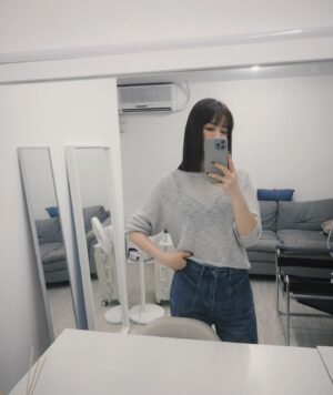 Yvonne Liang Instagram - 一本迷人的書，一杯熱拿鐵，
一個沈醉在另一個時空的下午，
很享受這樣完全投入的心流狀態。

大學的時候超級愛看小說，
在公車上看到忘我，直到司機大哥喊：
「同學！終點站了喔！」
猛然望向已經徹底昏暗的窗外，
慌張的下車，而且已經是末班，
那時候靈魂應該真的跑進書中的故事裡了吧。

沒有安排的休假日，
又或是心情正在烏雲密佈的時候，
也會特別去書店窩著一下午，
盡可能的放下手機，
暫時離開一下紛擾的資訊。

緩慢沉靜的氛圍，紙本油墨的氣味，
翻閱的沙沙聲，給我一種心神上的安定。

當你感到安定，烏雲也不那麼討人厭了。