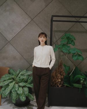 Yvonne Liang Instagram - 小時候我們家其實是四代同堂。

我跟哥哥出生的時候，阿太（客語的曾祖母）還在，
我們一起生活了幾年，沒什麼跟阿太相處的記憶，
但一直都記得她的長相以及嬌小、駝著背的模樣，
還有健康高齡，很有福氣。

隨著阿婆跟阿公相繼去了宇宙環遊，
諾大的房子，偶爾會感覺空蕩一些，
伴隨想念時的傷感，
那些嘮叨又甜蜜的聲音，隨著生命流轉而消失在空氣裡。

花季結束，花季會再來，
在今年，我們家即將又要成為三代同堂了。

當時在猜男生還女生，
全家人都說：不猜，男生女生都好！健康就好！

直到要公佈性別的前兩天，我跟母親對看，

🧒🏻：『妳覺得？』

👩🏻‍🦱：『男生女生我都喜歡！但就是有一個預感，是男生。
很奇怪喔，因為我每次想像他的樣子，
都是男生的樣子，想要想成女生，又變回男生的樣子。』

🧒🏻：『我！也！是！』

說也奇妙，每當想像著未來有個小矮冬瓜在身邊跑來跑去，
就是一個小男生的感覺。

大嫂照完超音波回來後，
我：『好緊張喔！等一下，先不要講，我再猜一下！』（瘋子）

『妳看照片就知道了。』

此時邏輯雷達響起💡

『等等！妳這句話，已洩漏了一切！』

『？』

『因為⋯只有是男生的特徵，才會看照片就知道！』
（完全把嬰兒性別當成預言家在盤，很有事）

我跟母親的預感真是驚人，
記得看到超音波照片的那天，
我看見他小小的五官和臉龐，
一瞬間哽咽到說不出話，眼淚就這樣噴了出來，
我哥：😀？，我大嫂：😀？

『不好意思，太感動了！🤍😭』

未來我必定是個內心戲很濃的姑姑，
但我已經感覺到我會超級超級愛你的。

此刻的盼望和期待，
就是我們一家人最幸福的時刻，最好的時光。

已經迫不及待想要見到你，
未來那個可愛的小奶音喊著：古ㄍㄨ～古ㄍㄨ～

🐓🐓🐓