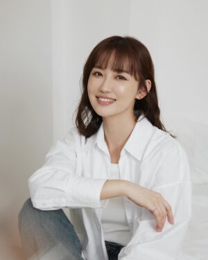 Yvonne Liang Instagram - 也許，
美好的奇蹟本來就正在發生，
不用特別去相信，
只要在茫茫人海中，
你能認出來就好。

🩶