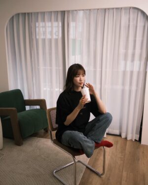 Yvonne Liang Instagram - 矛盾的、討厭的，又割捨不了的自己，
不夠善良的每一個我們，
沒關係，Take it slow，
我會陪著你一直到最後。

#受不了妳耶