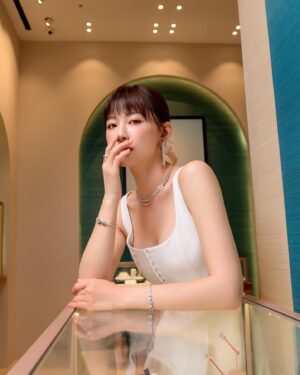 Yvonne Liang Instagram - 我喜歡海洋，海洋之於我有一種魔力，
而海洋代表著魅力、神秘，令人難以抗拒。💙

法國頂級珠寶FRED全新精品店，
打造了美麗優雅的藍調海洋氛圍，
在Diamond Towers盛大開幕！

想像著穿越到法國蔚藍海岸旁，
美人魚成為了公主，🧜
搭配耀眼璀璨的珠寶，
與一片湛藍相互襯托出高貴優雅的氣質，
美麗的讓人目不轉睛。✨💍

@fredjewelry 
#FREDJewelry
#FREDParis