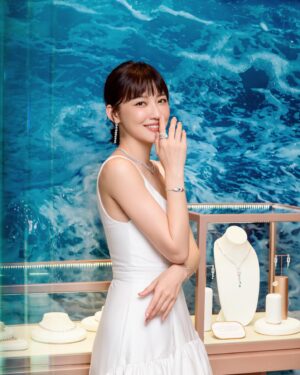 Yvonne Liang Instagram - 我喜歡海洋，海洋之於我有一種魔力，
而海洋代表著魅力、神秘，令人難以抗拒。💙

法國頂級珠寶FRED全新精品店，
打造了美麗優雅的藍調海洋氛圍，
在Diamond Towers盛大開幕！

想像著穿越到法國蔚藍海岸旁，
美人魚成為了公主，🧜
搭配耀眼璀璨的珠寶，
與一片湛藍相互襯托出高貴優雅的氣質，
美麗的讓人目不轉睛。✨💍

@fredjewelry 
#FREDJewelry
#FREDParis