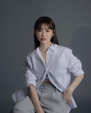 Yvonne Liang Instagram - 春天入夏之際，乾淨清爽🩶