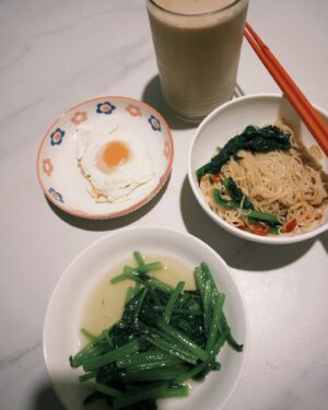 Yvonne Liang Instagram - ·
💭養精蓄銳的日子，想到之後的新挑戰又迫不及待。

💭使用腦力與判斷力再加一點勇氣的高峰。

💭和純淨氣質的人在一起都會有種被淨化的感覺。

💭為有時瘋魔的自律感到滿意。

💭最近做了很多不可思議的夢，夢境應該就是人生的另一個平行時空吧。

💭僅僅是一個眼神，就覺得足夠浪漫。

💭家裡來了綠繡眼朋朋築巢： 『動物似乎有預知的本能，懂得遠離災害，鳥類會往磁場較好的位置聚集，找尋美好安全的地方來築巢，以繁衍後代。「鳥」雖為禽，意象為鳳，有鳳來儀是件喜事，牠們把窩安在哪裡，就表示此地的風水、氣場都非常好。』

💭週六有檳城玩很大500集，烈陽溼汗，與熱情的我們。