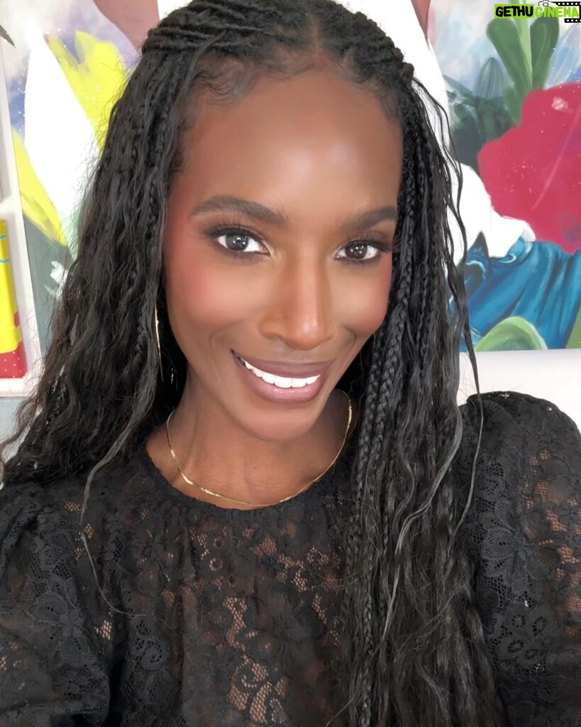 Zainab Johnson Instagram - Got to dress up for some @uploadonprime press today! All 3 seasons are available to binge NOW only on @primevideo Braids styled by: @iamaraxilindsey MUA: @makeupbyhendra 👗: @reformation courtesy of @thealist.us Earrings : @sarahmulderjewelry And while you’re watching Prime Video make sure you check out my one hour comedy special ‘Hijabs Off’ streaming NOW