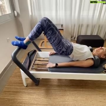 Zeta Douka Instagram - Μετά από 3 εβδομάδες (σχεδόν) αποχή και 2 εβδομάδες φυσικοθεραπεία , επανέρχομαι περιχαρής στο Pilates. Οι τραυματισμοί μας θέλουν προσοχή, χρόνο και σωστή καθοδήγηση προκειμένου να θεραπευτούν και μέρος της θεραπείας είναι η κίνηση και η ενδυνάμωση. Για την ακρίβεια, είναι το σπουδαιότερο στάδιο , ιδίως όσο μεγαλώνουμε που έτσι κι αλλιώς η αποκατάσταση γίνεται δυσκολότερη. Το ξέρω ότι στην αρχή ειναι σαν να μην ακολουθεί το σώμα, σαν να έχει ξεχάσει αυτά που ήξερε. Όμως επανέρχεται γρήγορα και αν το «ακούσουμε» προσεκτικά κατά τη διάρκεια, η άσκηση γίνεται ασφαλής κι εποικοδομητική. Επαναλαμβάνω, ΠΑΝΤΑ με σωστή καθοδήγηση από τους -ειδικούς- γιατρούς, φυσικοθεραπευτές, γυμναστές κλπ. Για την ιστορία, το Pilates είναι από τις πλέον ασφαλείς μεθόδους γυμναστικης - έτσι κι αλλιώς δημιουργήθηκε για αποκατάσταση κι ευτυχώς συνεχίζει να θριαμβεύει. Pilates instructor @eleni.sof #pilates #pilatesreformer #sprainedankle #rehabilitation #exercise