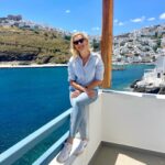 Zeta Douka Instagram - Χρόνια πολλά σε όλους! Ανάσταση στην καρδιά και τα μυαλά μας 🙏🏻🦋 #easter #astypalaia #family #friends