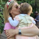 Zeta Douka Instagram - Ολος ο κόσμος στα μάτια σου. Ολος ο κόσμος στα χέρια σου. Είσαι ο κόσμος που πιστεύω, ελπίζω κι αγαπώ. Είσαι ενας κόσμος γεμάτος αγάπη. Μικρό (μεγάλο) κοριτσάκι μου, να σε χαιρόμαστε ❤️ ( Το τραγούδι του βίντεο ήταν το μουσικό θέμα της στιγμής της γέννησης σου και πάντα θα μου θυμίζει την πρώτη μας αγκαλιά, μετά από 26 ωρες τοκετό..) #happybirthday #birthdaygirl #thalia #thatsamore