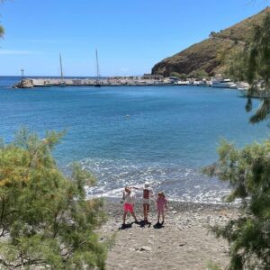 Zeta Douka Instagram - Χρόνια πολλά σε όλους! 
Ανάσταση στην καρδιά και τα μυαλά μας 🙏🏻🦋

#easter #astypalaia #family #friends
