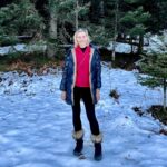Zeta Douka Instagram - Μια ωραία εκδρομή! Μια ανάσα δροσιάς στη θερμή καθημερινοτητα της Αθήνας. Τα Τρίκαλα έχουν την τιμητική τους, ιδιως τις Γιορτές των Χριστουγέννων με τον δημοφιλή μύλο των ξωτικών. Έχουν όμως και υπέροχα τοπία, νερά παντού, βουνά με έλατα χιονισμένα( αν και δεν έχει ρίξει ακόμα το χιόνι που πρέπει), μονοπάτια και χωριά σαν από παραμύθια , που …γέρνουν και σου αλλάζουν την πραγματικότητα οπως την ήξερες! Εχουν και υπεροχους ανθρώπους , Με ζεστά χαμόγελα, σαν τις τηγανίτες που κάνουν για πρωινό, και Γλυκά σαν τις γλυκόπιτες. Κι αυτό κάνει κι όλη τη διαφορά.Οι νέοι φιλοι που έρχονται Στη ζωή μας και σχεδιάζουμε πότε θα τους ξαναδούμε. Οπως η Σταυρούλα Ζάμπρα , που έχει τον παραδοσιακό ξενώνα «Ο Σαρακατσάνος» στους Καλόγηρους. Όμορφη ψυχή , όπως και όλοι όσοι συναντήσαμε εκεί! Σας ευχαριστούμε από καρδιάς! Θα ξανάρθουμε σύντομα 🙏🏻 Κάντε ένα δώρο στον εαυτό σας και πηγαίνετε μια βόλτα στη φύση. Και παρασύρετε και αλλους φίλους να κάνουν το ίδιο ( @katerpapanikolaou , έκανες την καλύτερη δουλειά που ήρθες, έστω και για πολύ λίγο!) Επιστροφή τώρα , με γεμάτες μπαταρίες! #nature #travelling #motheranddaughter #snow #trikala #pertouli #elati #kalogiroi #breath #friends