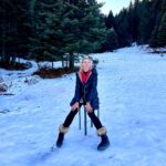 Zeta Douka Instagram - Μια ωραία εκδρομή! Μια ανάσα δροσιάς στη θερμή καθημερινοτητα της Αθήνας. Τα Τρίκαλα έχουν την τιμητική τους, ιδιως τις Γιορτές των Χριστουγέννων με τον δημοφιλή μύλο των ξωτικών. Έχουν όμως και υπέροχα τοπία, νερά παντού, βουνά με έλατα χιονισμένα( αν και δεν έχει ρίξει ακόμα το χιόνι που πρέπει), μονοπάτια και χωριά σαν από παραμύθια , που …γέρνουν και σου αλλάζουν την πραγματικότητα οπως την ήξερες! Εχουν και υπεροχους ανθρώπους , Με ζεστά χαμόγελα, σαν τις τηγανίτες που κάνουν για πρωινό, και Γλυκά σαν τις γλυκόπιτες. Κι αυτό κάνει κι όλη τη διαφορά.Οι νέοι φιλοι που έρχονται Στη ζωή μας και σχεδιάζουμε πότε θα τους ξαναδούμε. Οπως η Σταυρούλα Ζάμπρα , που έχει τον παραδοσιακό ξενώνα «Ο Σαρακατσάνος» στους Καλόγηρους. Όμορφη ψυχή , όπως και όλοι όσοι συναντήσαμε εκεί! Σας ευχαριστούμε από καρδιάς! Θα ξανάρθουμε σύντομα 🙏🏻 Κάντε ένα δώρο στον εαυτό σας και πηγαίνετε μια βόλτα στη φύση. Και παρασύρετε και αλλους φίλους να κάνουν το ίδιο ( @katerpapanikolaou , έκανες την καλύτερη δουλειά που ήρθες, έστω και για πολύ λίγο!) Επιστροφή τώρα , με γεμάτες μπαταρίες! #nature #travelling #motheranddaughter #snow #trikala #pertouli #elati #kalogiroi #breath #friends