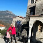 Zeta Douka Instagram - Μια ωραία εκδρομή! Μια ανάσα δροσιάς στη θερμή καθημερινοτητα της Αθήνας. Τα Τρίκαλα έχουν την τιμητική τους, ιδιως τις Γιορτές των Χριστουγέννων με τον δημοφιλή μύλο των ξωτικών. Έχουν όμως και υπέροχα τοπία, νερά παντού, βουνά με έλατα χιονισμένα( αν και δεν έχει ρίξει ακόμα το χιόνι που πρέπει), μονοπάτια και χωριά σαν από παραμύθια , που …γέρνουν και σου αλλάζουν την πραγματικότητα οπως την ήξερες! Εχουν και υπεροχους ανθρώπους , Με ζεστά χαμόγελα, σαν τις τηγανίτες που κάνουν για πρωινό, και Γλυκά σαν τις γλυκόπιτες. Κι αυτό κάνει κι όλη τη διαφορά.Οι νέοι φιλοι που έρχονται Στη ζωή μας και σχεδιάζουμε πότε θα τους ξαναδούμε. Οπως η Σταυρούλα Ζάμπρα , που έχει τον παραδοσιακό ξενώνα «Ο Σαρακατσάνος» στους Καλόγηρους. Όμορφη ψυχή , όπως και όλοι όσοι συναντήσαμε εκεί! Σας ευχαριστούμε από καρδιάς! Θα ξανάρθουμε σύντομα 🙏🏻 Κάντε ένα δώρο στον εαυτό σας και πηγαίνετε μια βόλτα στη φύση. Και παρασύρετε και αλλους φίλους να κάνουν το ίδιο ( @katerpapanikolaou , έκανες την καλύτερη δουλειά που ήρθες, έστω και για πολύ λίγο!) Επιστροφή τώρα , με γεμάτες μπαταρίες! #nature #travelling #motheranddaughter #snow #trikala #pertouli #elati #kalogiroi #breath #friends