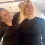 Zeta Douka Instagram - Λίγες μέρες πριν τα Χριστούγεννα, η υπέροχη @zetadouka σε μια τέλεια casual διάθεση, εμπιστεύεται την τεχνογνωσία του @ilias_morogiannis_ και της ομάδας @avedateo σε συνδυασμό με τα ασφαλή προϊόντα @aveda, για να τονώσει το δυναμικό ξανθό της !🌟🙌 #avedateo #avedagreece #haircolor #hairgoals