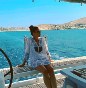 Zeynep Beşerler Instagram - Umutluyum,bence başarabiliriz🌸Evde kalip sakin bir sekilde bugunlerin de gececegini ,🌤güzel günlerin bizi bekledigini dusunelim 🙏🏼💙 #evdekal #tbt (bu arada cocuk oyalamak icin farkli fikirleri olan varsa lutfen yazsın😅ayrica yarın ne pişireceksiniz😂)