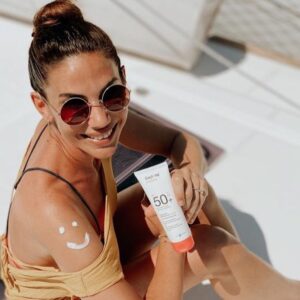 Zeynep Beşerler Instagram - #GüneşiHisset akımına ben de dahil oldum🌸 Küçüklük fotoğrafımı biraz  kendi yorumumu katarak yeniden canlandırdım😂 Ne kadar zaman geçerse geçsin hissettiğimiz yaşta kalmanın mümkün olduğunu düşünüyorum:)

Benim gibi #GüneşiHisset akımına katılarak sürpriz hediyeler kazanmak isterseniz yapmanız gerekenler ;

- @daylongturkiye hesabını takip etmek.
- Eski bir fotoğrafını ve o an'ı canlandırdığın yeni fotoğrafını#GüneşiHisset hashtagiyle ve fotoğraflara @daylongturkiye ‘yi etiketleyerek paylaşmak. 

Hesabınızın gizli olmadığından da emin olmalısınız.☺️Gizli hesaplarda paylaşılan fotoğraflar @daylongturkiye hesabına ulaşmıyor.

Son katılım tarihi 29 Temmuz benden söylemesi:🌸