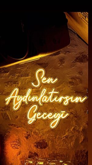 Zeynep Beşerler Instagram - Güle güle 2023 👋🏼👋🏼Dahada iyisini bekliyoruz 2024🎉🎊🎁♥️Herkese sağlıklı,mutlu yıllar dilerim 🌟