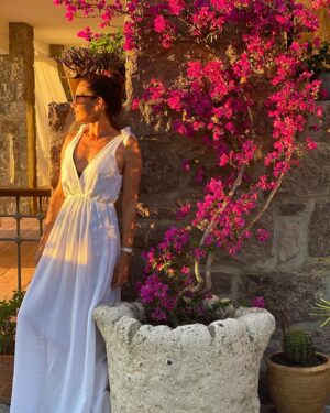 Zeynep Beşerler Instagram - Bir günebakan edasıyla güneşi selamladım yanimda benden cok daha havali duran begonvile aldırış etmeden 🌻😎 #sunset