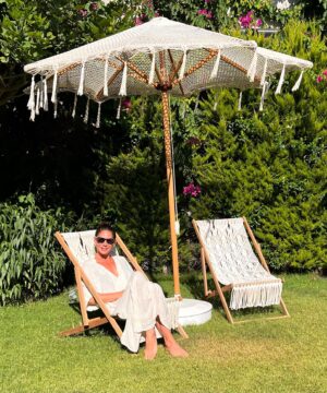 Zeynep Beşerler Instagram - Yazın tadı çıkar güneşle ,buzla  Tatilin tadı çıkar karpuzla,havuzla…😅