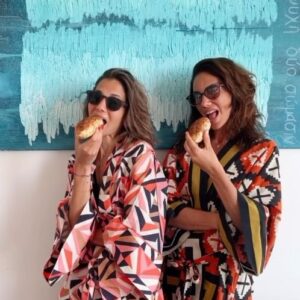 Zeynep Beşerler Instagram - Bizim neyimiz eksik?😆daha boyoz vaar, gevrek vaar👯‍♀️