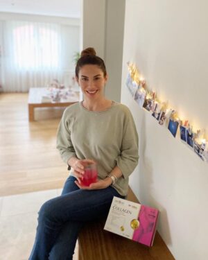 Zeynep Beşerler Instagram - Herkes odasinda ve ev sakinken bunu degerlendireyim dedim☺️ Özellikle evden cikamadigimiz bugunlerde kendimize de özen göstermemiz gerekiyor. Yaklaşık 1 ay önce @day2daytr ile tanıştım. Sadece cilt güzelliğime değil içindeki c vitamini, selenyum,çinko b12 vitaminleri sayesinde bağışıklık sistemimede destek oluyor.  Ayrıca beni en çok mutlu eden özelliklerinden biri tadı gerçekten nefis 😊#Day2DayTheCollegenBeauty