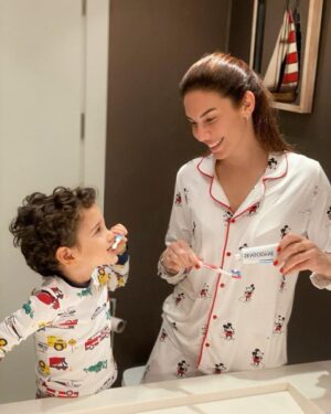 Zeynep Beşerler Instagram - Ağız bakım ve diş sağlığı benim için çok önemli. Kerem'e de bu konuda ailece örnek oluyoruz😊Seneler önce diş hekimim bana @sensodynetr önermişti tam 13 yıldır hayatımda. Diş hekimimin doğru yönlendirmesi sayesinde kendisini sadece yıllık kontrollerimde ziyaret ediyorum🌟 #ad #yillardirSensodyne