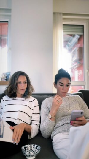 Zeynep Beşerler Instagram - Okul çıkışı rutin kavga sebebi😆🙋🏻‍♀️🙋🏻‍♀️ #sisterissues👯‍♀️
