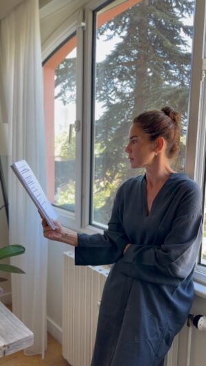 Zeynep Beşerler Instagram - Günaydın😊Şehre geri dönüşün ardından sezonu kapatmanın verdiği huzurun tadını çıkarıyorum. Şimdi ise rutinlerime geri dönme zamanı. İlk adım olarak kendime daha iyi bakmaya başlıyorum. Her sabah güne daha iyi başlamak için kahvaltıdan sonra D vitamini takviyesini ve K vitamini ile kemik sağlığımı destekleyen @deltanaturel ‘in D3 K2 sprey formunu kullanıyorum. 🌞

☀️D vitamini bağışıklık sistemimin normal fonksiyonuna katkıda bulunurken,
☀️K vitamini de kemiklerimin sağlığını korumama yardımcı oluyor.

Sizin şehre dönüş rutinleriniz nedir? #Delta #reklam #işbirliği