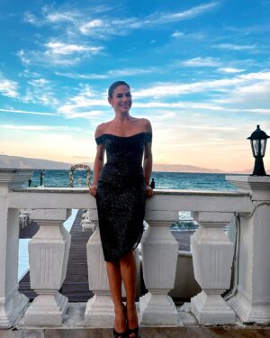 Zeynep Beşerler Instagram - Manzara eşliğinde düğün dernek pozları☺️ Tabii ki @doridorca_eveningdress @senemozm ♥️
