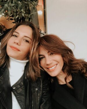 Zeynep Beşerler Instagram - Kardeshiim ozledim seni arada balkona gel,havalar da bozdu canim sıkılıyor 🙄☺️♥️♥️ @deryabeserler5 #sisters