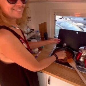 Zeynep Gülmez Instagram - Midilliye karşı kız kıza karavan tatili🚐