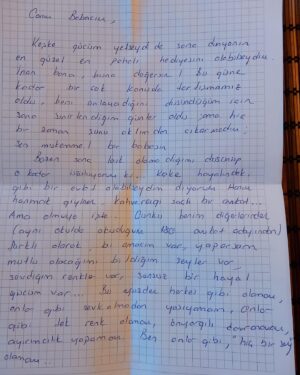 Zeynep Koçak Instagram - hukuk okurken babama yazdığım mektubu bulmuş annem... hastalığım geçmedi ama ben hayallerime kavuşmayı başarmışım, sana en pahalı hediyeleri almayı başarmışım, ama sana bişi olmasına izin vermemeyi başaramamışım... özür dilerim..canım babam beni anladığın için sağol. her zaman kalbimdesin