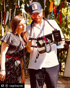Zeynep Kumral Instagram - 😬
Canım yönetmenim @cagribayrak 🤍

#dek 
#doğduğunevkaderindir