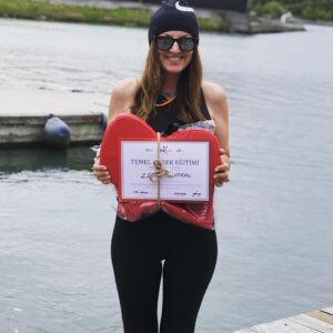 Zeynep Kumral Instagram - 4 hafta ağladım Sena hocaya “verin belgemi” diye. Huysuzluklar yaptım, surat yaptım, ağacın altına oturup saatlerce kalkmadım “şimdi değil” dedi hep. Vermedi... Meğer benim canım hocam kırmızı oturak minderi istiyorum diye sipariş vermiş onu bekliyormuş beni şımartmak için ♥️Meğer cesaret edip tek çifteye çıktığım günü bekliyormuş “hak ettin Vira’nın sweatshirt’ünü” demek için🙈 Ne güzel bir yaz oldu sayenizde...her şeye, her tatsız habere rağmen... Teşekkür ederim @virakurek 🥰