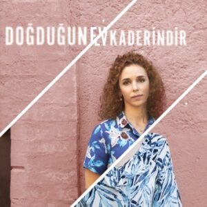 Zeynep Kumral Instagram - Fotoğraflardaki asma kilidi ve simgelediği şeyi hepimiz farkedip anladıysak şu anda esaretinden kurtulmak için ilk adımı atmanın vakti gelmiş demektir. Seni taşıyacak 1 bedenin, yaşayacak bir tanecik ömrün var. Nasıl yaşayacağına, bedeninle nasıl ilgileneceğine sadece sen karar verirsin. Fiziğin, yaşın, görünüşün, cinsiyetin üzerinden yapılan aşağılamalar seni tanımlamaz. Sadece sen kendini tanımlarsın. Ne olmak istersen O olursun. Bazı şeyleri asla unutamayacaksın belki ama #unutacağım deyip yeniden başladığın zamanlar da olacak. Gücünü içinden alıyorsun sen, başkasından değil. İnsanın en büyük zaafı alışmak. Sen alışma beybim 😘 Kimseye alışma💪🏻

#doğduğunevkaderindir 
@tv8 
@ogm.pictures 
@dogdugunevkaderindir