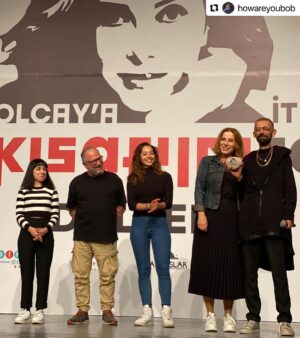 Zeynep Ozbatur Atakan Instagram - Duyanlar, duymayanlara söylesin... Beni bilenler bilir çok yapıcı olmaya çalışan biriyimdir. Ordu'daki kısa film festivali @howareyoubob un tutkusuna benim gönülden desteğim ile sonsuza kadar o çatı altında devam edebilirdi. Şimdi #omurgaordu olarak devam edecek. Uğurcan aşağıda çok güzel anlatmış.. Aynen buraya bırakıyorum :
#Repost @howareyoubob with @use.repost
・・・
💜
GİRİŞ
güzel ordu kısa film yarışmasını 2017 yılında amatör bir heyecanla başlattık ilk yıl 3 film başvurdu çalışmaya devam ettik şimdi binlerce katılım oluyor yarışma büyüdü festival oldu programa atölye çalışmaları paneller sergiler söyleşiler film gösterileri ekledik her festivali türk sinemasına katkıda bulunmuş bir kadın oyuncuya ithaf edelim dedik festival logo ve afişinde sanatçının yüz fotoğrafına yer verdik 2021’de zuhal olcay 2022’de hale soygazi “seve seve geliriz” dediler en iddialı filmler ve yönetmenleri jüriyi oluşturan değerli sinema insanları sinema yazarları ordu’da misafirimiz oldular onların katılması şehirde festivale ilgiyi artırdı türkiye kısa film yönetmenleri derneği festivale yüksek puan verdi sinema sektörü gözlerini ordu’ya çevirdi

GELİŞME
güzel ordu kısa film festivali başta zeynep atakan’ın gönüllü desteğiyle benim ve çalışma arkadaşlarımın özverili çalışmasıyla son iki yılda büyüyüp bir marka oldu ordu’nun bir festival şehri olmasına katkıda bulunan bir organizasyondu biz ayrılınca  zeynep atakan da çekildi dernek yönetimi bu yılın festivalini yapmak için sahaya çıkmış giydikleri forma aynı ama içindeki liyakatlı oyuncular biz değiliz duyan duymayana haber versin 

SONUÇ
dernek şeffaf yönetilmiyor kapalı zihniyetle açık fikirler hayata geçirilemez dernekten ve projelerden bu nedenle ayrıldık omurga ordu isminde yeni bir oluşum kurduk insanla değil fikirle uğraşmak için tabiki ordu için…

zeynep atakan’ın dediği gibi “kişisel idealler için bazı kutsal şeyleri feda etmek üzücü.”

#omurgaordu
@zeynepatakan 
@selimatakan
@zuolcay 
@halesoygazi
@mine_alpar 
@nurayymustu 
@rabianurgs