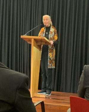 Zeynep Ozbatur Atakan Instagram - Dün @sabancivakfi davetiyle harika bir pazartesi günü yaşadım. @janegoodallinst konuşmasını dinlemek büyük bir ayrıcalıktı. Jane Goodall* çok değerli etolog Jane Goodal Enstitüsü ve Roots and Shoots'un kurucusu. Yaş aldıkça bilgece ilham vermenin, inandığın konularda çalışmanın ve dünyanın iyiliği için çalışmaya devam etmenin ne kadar değerli olduğunu gördüm. Herşey için çok teşekkürler #sabancivakfi #janegoodall #rootsandshoots 
🙏🙏🙏
* Jane Goodall detaylı bilgi için : 
https://janegoodall.org/
Özellikle 1960'dan itibaren şempanzelerle ilgili çığır açan çalışmaları, tüm dünyayı dolaşarak hayvanların ve doğanın korunması, biyoçeşitlilik kaybı, iklim çeşitliliği ile mücadele ve çevresel adaletsizliklerin giderilmesi için yaptığı çalışmalarla tüm dünyada tanınıyor. 
Bence, bıraktığım siteye bir göz atın.