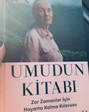 Zeynep Ozbatur Atakan Instagram - Dün @sabancivakfi davetiyle harika bir pazartesi günü yaşadım. @janegoodallinst konuşmasını dinlemek büyük bir ayrıcalıktı. Jane Goodall* çok değerli etolog Jane Goodal Enstitüsü ve Roots and Shoots'un kurucusu. Yaş aldıkça bilgece ilham vermenin, inandığın konularda çalışmanın ve dünyanın iyiliği için çalışmaya devam etmenin ne kadar değerli olduğunu gördüm. Herşey için çok teşekkürler #sabancivakfi #janegoodall #rootsandshoots 
🙏🙏🙏
* Jane Goodall detaylı bilgi için : 
https://janegoodall.org/
Özellikle 1960'dan itibaren şempanzelerle ilgili çığır açan çalışmaları, tüm dünyayı dolaşarak hayvanların ve doğanın korunması, biyoçeşitlilik kaybı, iklim çeşitliliği ile mücadele ve çevresel adaletsizliklerin giderilmesi için yaptığı çalışmalarla tüm dünyada tanınıyor. 
Bence, bıraktığım siteye bir göz atın.