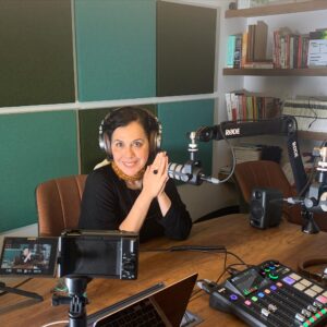 Zeynep Ozbatur Atakan Instagram - 22.02.2024 gününü tarihe not düşelim... Güzel bir başlangıç. Ama deneyimlerime göre bir kez daha anladım ki, insanın yaratıcı fikirlerine ve hayallerine sahip çıkması gerekiyor... Ve tabiki esnek olması, yeniliklere açık olması, dönüşüme izin vermesi... Benim yıllardır düşündüğüm bir fikir, @gonova.media sayesinde hayata geçiyor... Bugün biraz test sürüşü ve belkide hepimiz için yolun başlangıcını kaydettik... Çok yakında detayları vereceğim... Haydi hayırlısı🙏🧿 #zeynepatakan #gonovamedia #hayat