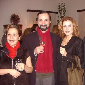 Zeynep Ozbatur Atakan Instagram - #tbt fotoğrafı 2002 Aralık ayından geliyor. Strasbourg'da Türk Filmleri haftası ve #hiçbiryerde filmi ile oradaydık.. @zuolcay ve #tayfunpirselimoğlu ile... Geçen yıllar yaşamın her izi ile dolu, anı diyoruz ve bugünkü dünyada da #tbt diyoruz... Biri bize bu fotoğraf anından sonra geçen 21 yılı biri bize anlatsa ne düşünürdük acaba? 😘😘😘 #hayat #life #tbt