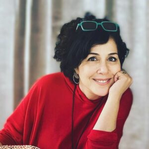 Zeynep Ozbatur Atakan Instagram - Bir süredir yeni bir proje üzerine çok yoğun çalışıyorum... Tabiki instagram'a bakıyorum, hikaye paylaşıyorum ama akışta pek bir şey paylaşmamışım yaklaşık 2 haftadır. Ben de öyle olduğunu bazı dostlarımın 'iyi misin' 'her şey yolunda mı?' soruları gelince fark ettim. Evet, eskisi kadar paylaşım yapmadığım doğru. Sanıyorum, buradaki yoğun akıştan biraz uzakta üretmek istedim. Benim için heyecan veren farklı bir proje için motivasyonum çok yüksek bir şekilde çalışıyorum. Hemen belirteyim bu bir film projesi değil ama her aşamasında filmciliğin, sinemanın olduğu bir proje. Fazlasıyla bağımsız bir proje... Tabiki aynı anda yaptığım bir dolu işe bu da eklenince biraz buraları ihmal etmişim... Ama çok yakında yine bu çalışmayı bol bol buradan duyuracağım... Herkese sevdiği iş ile meşgul olduğu güzel bir hafta dilerim... #zeynepatakan #hayat #life