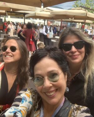 Zeynep Ozbatur Atakan Instagram - @sarajevofilmfestival günleri toplantılar ve güzel buluşmalarla geçiyor. Bununla ilgili bir dump paylaşıyorum. Bu yıl, kendimi çok daha iyi hissediyorum. Çünkü canım öğrencilerimle her köşede kucaklaşmak ve onların ilgisini görmek muhteşem bir duygu. Bu arada, yeni yapacağım filmlerin strateji toplantıları ve her köşede rastladığım dostlar... Şehir yıllar içinde değişmeyen duygusu ile aynı... Onu bir başka postta yazacağım. #sarajevofilmfestival #yapimlab #festival #zeynepyollarda