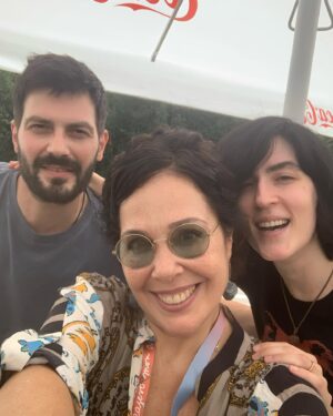 Zeynep Ozbatur Atakan Instagram - @sarajevofilmfestival günleri toplantılar ve güzel buluşmalarla geçiyor. Bununla ilgili bir dump paylaşıyorum. Bu yıl, kendimi çok daha iyi hissediyorum. Çünkü canım öğrencilerimle her köşede kucaklaşmak ve onların ilgisini görmek muhteşem bir duygu. Bu arada, yeni yapacağım filmlerin strateji toplantıları ve her köşede rastladığım dostlar... Şehir yıllar içinde değişmeyen duygusu ile aynı... Onu bir başka postta yazacağım. #sarajevofilmfestival #yapimlab #festival #zeynepyollarda