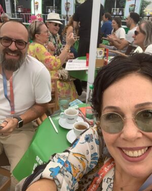 Zeynep Ozbatur Atakan Instagram - @sarajevofilmfestival günleri toplantılar ve güzel buluşmalarla geçiyor. Bununla ilgili bir dump paylaşıyorum. Bu yıl, kendimi çok daha iyi hissediyorum. Çünkü canım öğrencilerimle her köşede kucaklaşmak ve onların ilgisini görmek muhteşem bir duygu. Bu arada, yeni yapacağım filmlerin strateji toplantıları ve her köşede rastladığım dostlar... Şehir yıllar içinde değişmeyen duygusu ile aynı... Onu bir başka postta yazacağım. #sarajevofilmfestival #yapimlab #festival #zeynepyollarda