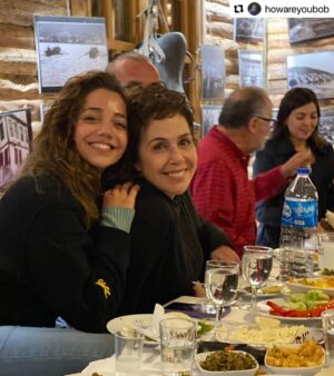 Zeynep Ozbatur Atakan Instagram - Duyanlar, duymayanlara söylesin... Beni bilenler bilir çok yapıcı olmaya çalışan biriyimdir. Ordu'daki kısa film festivali @howareyoubob un tutkusuna benim gönülden desteğim ile sonsuza kadar o çatı altında devam edebilirdi. Şimdi #omurgaordu olarak devam edecek. Uğurcan aşağıda çok güzel anlatmış.. Aynen buraya bırakıyorum :
#Repost @howareyoubob with @use.repost
・・・
💜
GİRİŞ
güzel ordu kısa film yarışmasını 2017 yılında amatör bir heyecanla başlattık ilk yıl 3 film başvurdu çalışmaya devam ettik şimdi binlerce katılım oluyor yarışma büyüdü festival oldu programa atölye çalışmaları paneller sergiler söyleşiler film gösterileri ekledik her festivali türk sinemasına katkıda bulunmuş bir kadın oyuncuya ithaf edelim dedik festival logo ve afişinde sanatçının yüz fotoğrafına yer verdik 2021’de zuhal olcay 2022’de hale soygazi “seve seve geliriz” dediler en iddialı filmler ve yönetmenleri jüriyi oluşturan değerli sinema insanları sinema yazarları ordu’da misafirimiz oldular onların katılması şehirde festivale ilgiyi artırdı türkiye kısa film yönetmenleri derneği festivale yüksek puan verdi sinema sektörü gözlerini ordu’ya çevirdi

GELİŞME
güzel ordu kısa film festivali başta zeynep atakan’ın gönüllü desteğiyle benim ve çalışma arkadaşlarımın özverili çalışmasıyla son iki yılda büyüyüp bir marka oldu ordu’nun bir festival şehri olmasına katkıda bulunan bir organizasyondu biz ayrılınca  zeynep atakan da çekildi dernek yönetimi bu yılın festivalini yapmak için sahaya çıkmış giydikleri forma aynı ama içindeki liyakatlı oyuncular biz değiliz duyan duymayana haber versin 

SONUÇ
dernek şeffaf yönetilmiyor kapalı zihniyetle açık fikirler hayata geçirilemez dernekten ve projelerden bu nedenle ayrıldık omurga ordu isminde yeni bir oluşum kurduk insanla değil fikirle uğraşmak için tabiki ordu için…

zeynep atakan’ın dediği gibi “kişisel idealler için bazı kutsal şeyleri feda etmek üzücü.”

#omurgaordu
@zeynepatakan 
@selimatakan
@zuolcay 
@halesoygazi
@mine_alpar 
@nurayymustu 
@rabianurgs