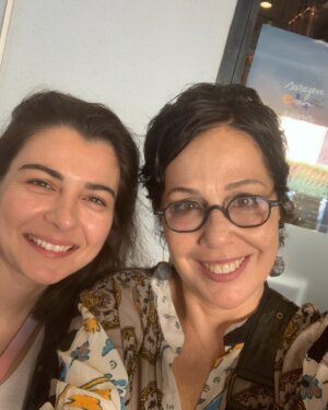 Zeynep Ozbatur Atakan Instagram - @sarajevofilmfestival günleri toplantılar ve güzel buluşmalarla geçiyor. Bununla ilgili bir dump paylaşıyorum. Bu yıl, kendimi çok daha iyi hissediyorum. Çünkü canım öğrencilerimle her köşede kucaklaşmak ve onların ilgisini görmek muhteşem bir duygu. Bu arada, yeni yapacağım filmlerin strateji toplantıları ve her köşede rastladığım dostlar... Şehir yıllar içinde değişmeyen duygusu ile aynı... Onu bir başka postta yazacağım. #sarajevofilmfestival #yapimlab #festival #zeynepyollarda